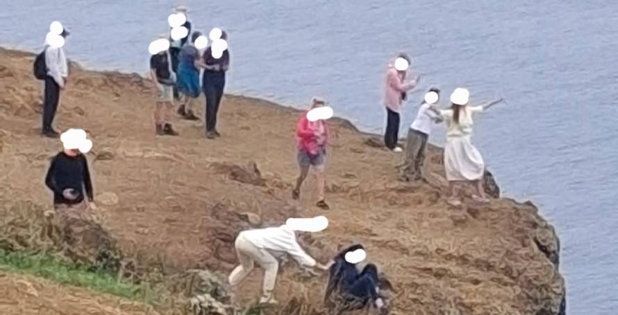 Turistas arriscam na Ponta do Pargo