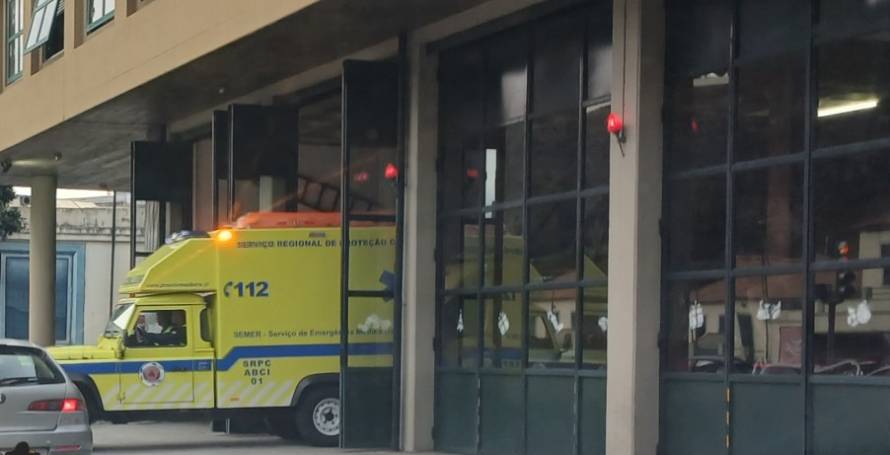 Motociclista despista-se contra rail na via rápida e fica ferido com alguma gravidade