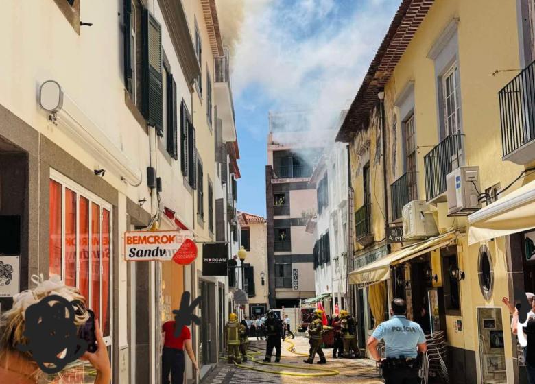 Incêndio num alojamento local mobiliza 25 bombeiros