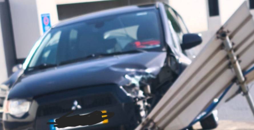 Carro choca contra placa de sinalização no Funchal