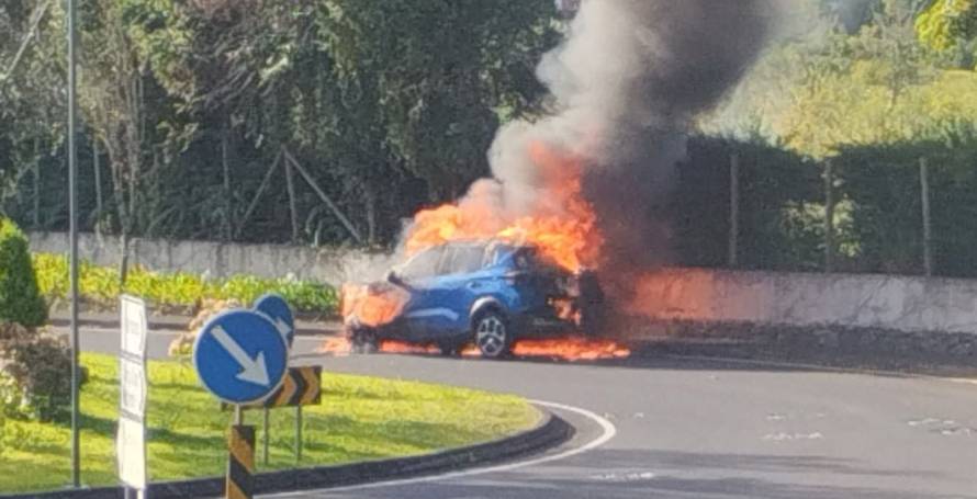 Carro destruído por incêndio