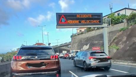 Acidente pára via rápida