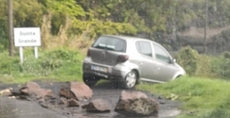 Carro atingido por derrocada e quase cai de ravina