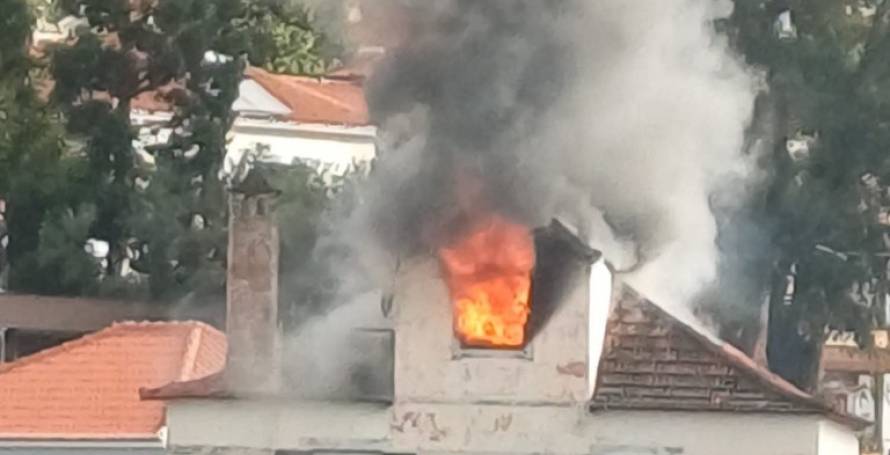 Incêndio numa casa no Funchal mobiliza duas dezenas de bombeiros