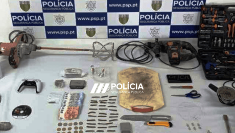 Três homens detidos com mais de 600 doses de droga; uma Playstation, ferramentas, berbequins e rebarbadoras usadas como troca