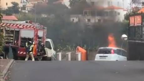 Carro destruído por incêndio (Com vídeo)