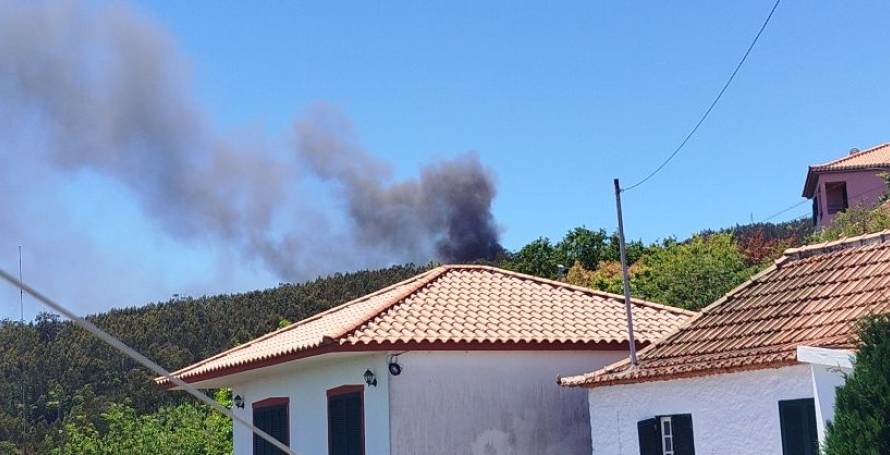 46 bombeiros com 12 viaturas ainda combatem incêndio
