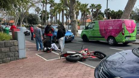 Jovem casal projetado após condutora virar de repente o carro e atingir mota