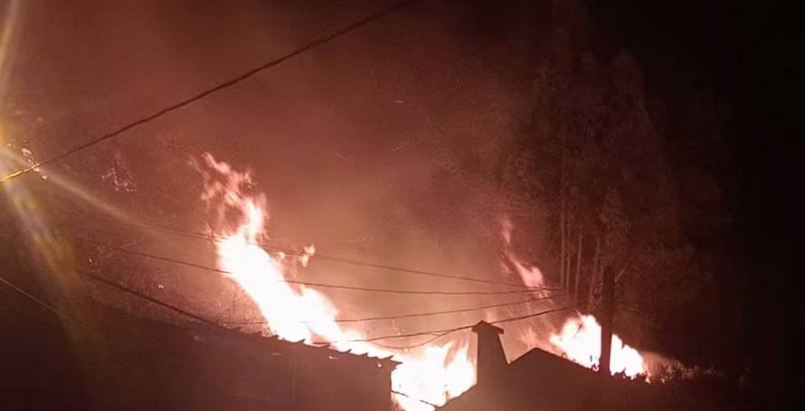 Incêndio continua a alastrar
