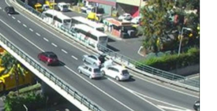 Acidente entre dois carros na entrada da via rápida nos Viveiros