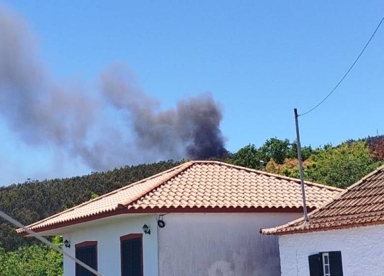 46 bombeiros com 12 viaturas ainda combatem incêndio