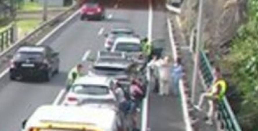 Acidente em cadeia entre vários carros na via rápida