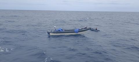 Quatro tripulantes resgatados de embarcação à deriva