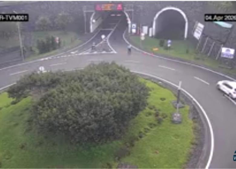 Motociclista morre num despiste contra parede num túnel da via expresso