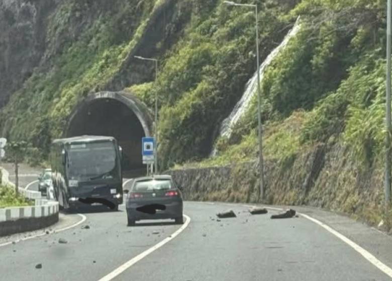 Nova queda de pedras na via expresso no Seixal