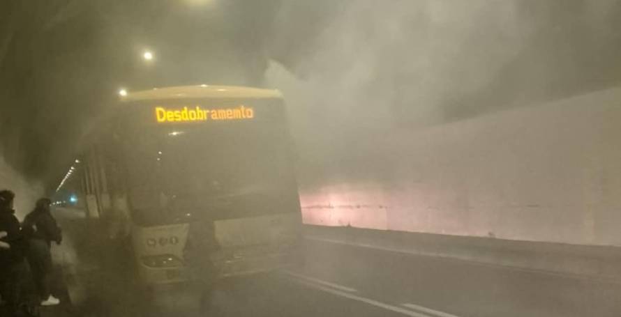 Passageira de autocarro ferida após incêndio