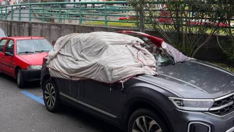 Turistas 'acampam' dentro de carro junto à Câmara da Calheta