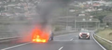 Carro em chamas na via rápida