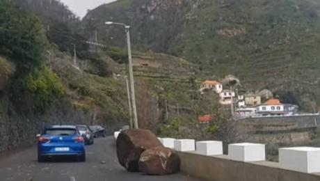 Pedras de grandes dimensões voltam a cair na estrada onde recentemente um carro foi atingido e uma mulher ficou ferida