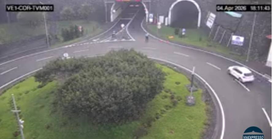 Motociclista morre num despiste contra parede num túnel da via expresso
