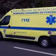 Mulher ferida num acidente entre mota e carro