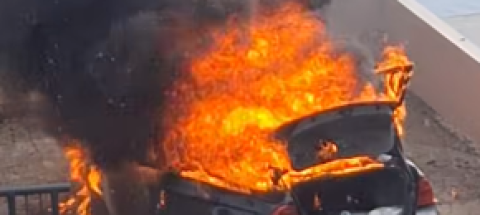 Carro destruído por incêndio