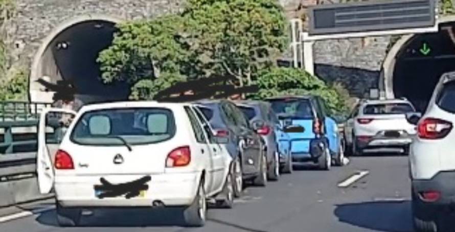 Menina com 6 anos ferida no acidente entre cinco carros na via rápida