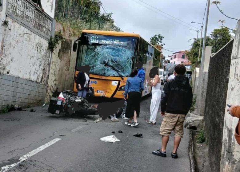Há novas informações do aparatoso acidente entre uma mota e um autocarro que provocou vários feridos