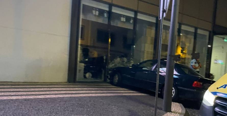 Carro choca contra montra no Funchal