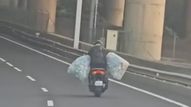Motociclista arrisca na via rápida com sacos cheios de embalagens para receber caução do Sistema Volta