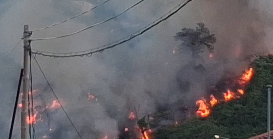 Continua ativo e desceu para a ribeira incêndio no Funchal; estão mobilizadas três corporações