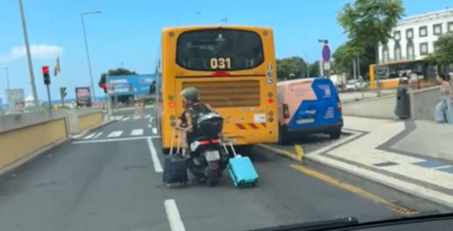 Turistas vistos a transportarem malas enquanto andam de mota