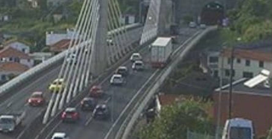 Camião imobilizado na via rápida no Funchal complica trânsito