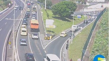 Mais um acidente na via rápida, praticamente no mesmo local desta manhã