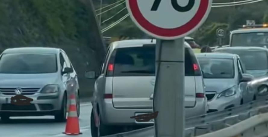 Três mulheres feridas, uma delas encarcerada, num choque em cadeia entre cinco carros na via rápida