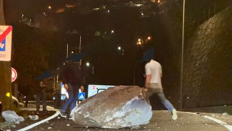 Pedra de grande porte cai na saída da via rápida