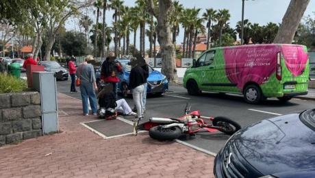 Jovem casal projetado após condutora virar de repente o carro e atingir mota