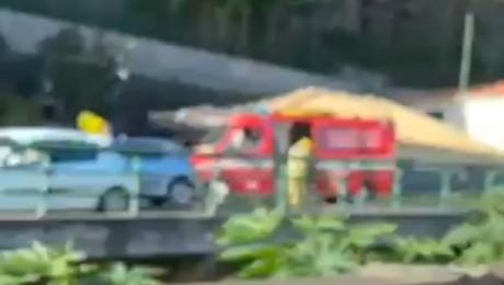 Homem encarcerado num despiste contra carro estacionado