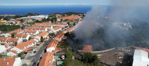 Incêndio junto a habitações no Bairro da Nogueira
