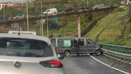 Acidente com carrinha funerária na via rápida