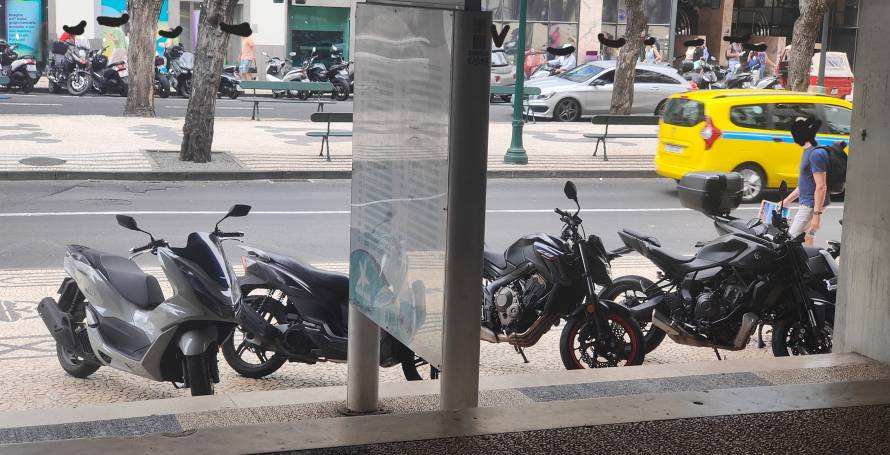 Motas estacionadas em frente à entrada do Marina Shopping motiva denúncia de leitora