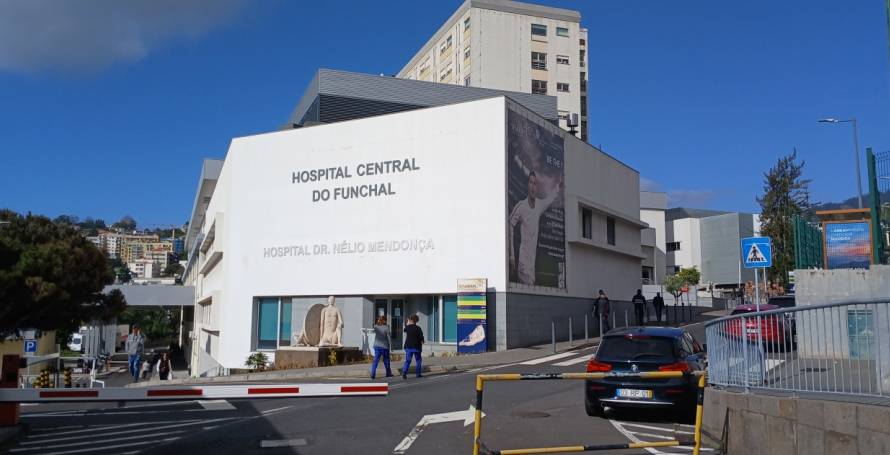 Acidente numa rotunda leva mulher para o hospital