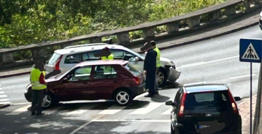 Acidente entre dois carros no Funchal
