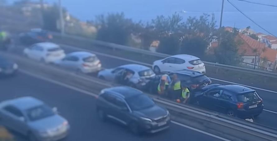 Choque em cadeia entre vários carros na via rápida