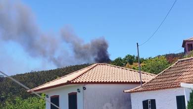 46 bombeiros com 12 viaturas ainda combatem incêndio