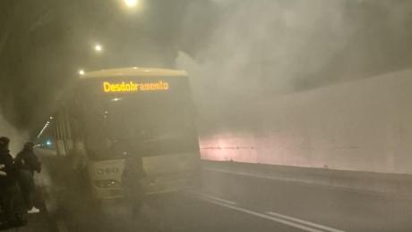 Passageira de autocarro ferida após incêndio