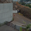 Pedra que cai numa limpeza de escarpa atinge carro (Com vídeo)