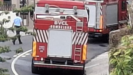 Mulher transportada para o hospital após incêndio destruir anexo