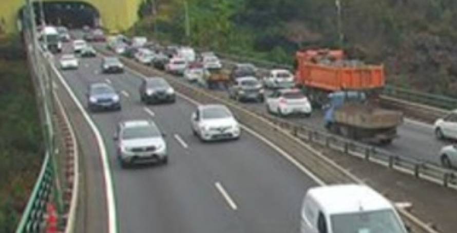 Acidente entre três carros na via rápida