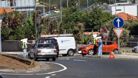 Acidente entre dois carros na saída para o Pilar